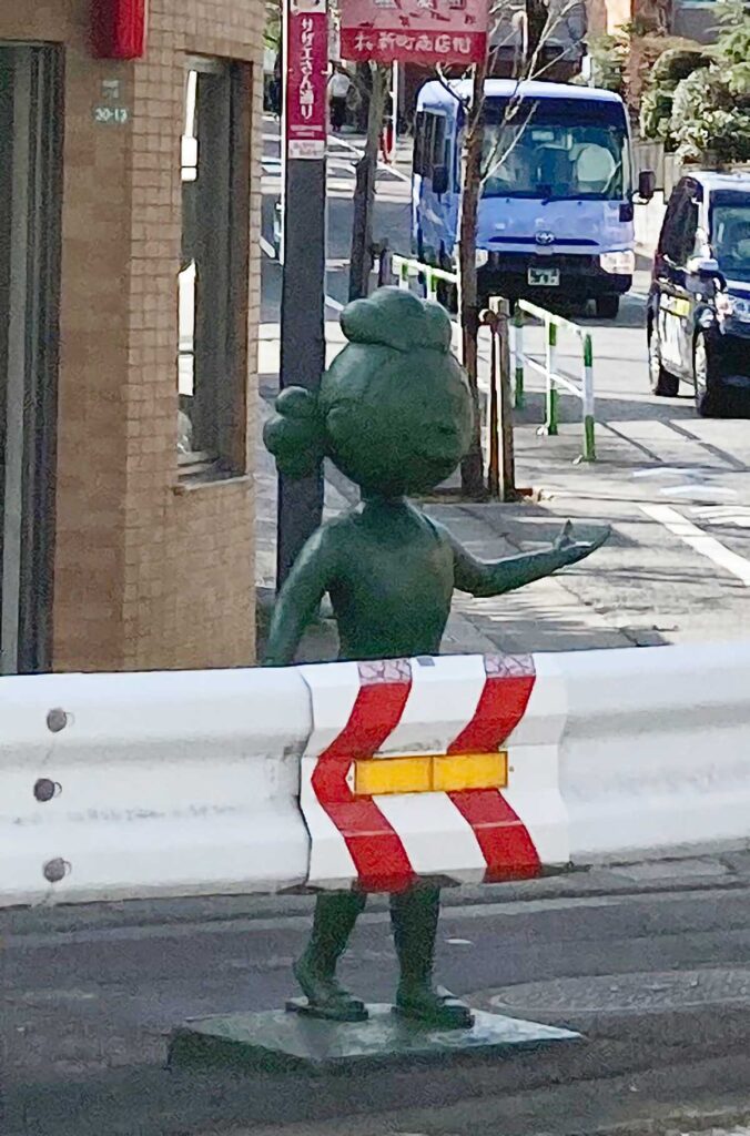長谷川町子美術館・記念館　サザエさん通り　交番のサザエさん銅像