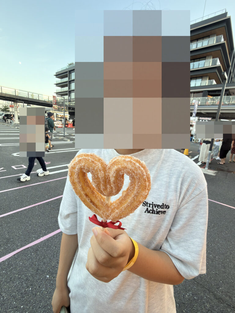 みなとみらいフェスティバル（スマートフェスティバル）のハンマーヘッド9号岸壁エリア　キッチンカーで購入したチュロス
