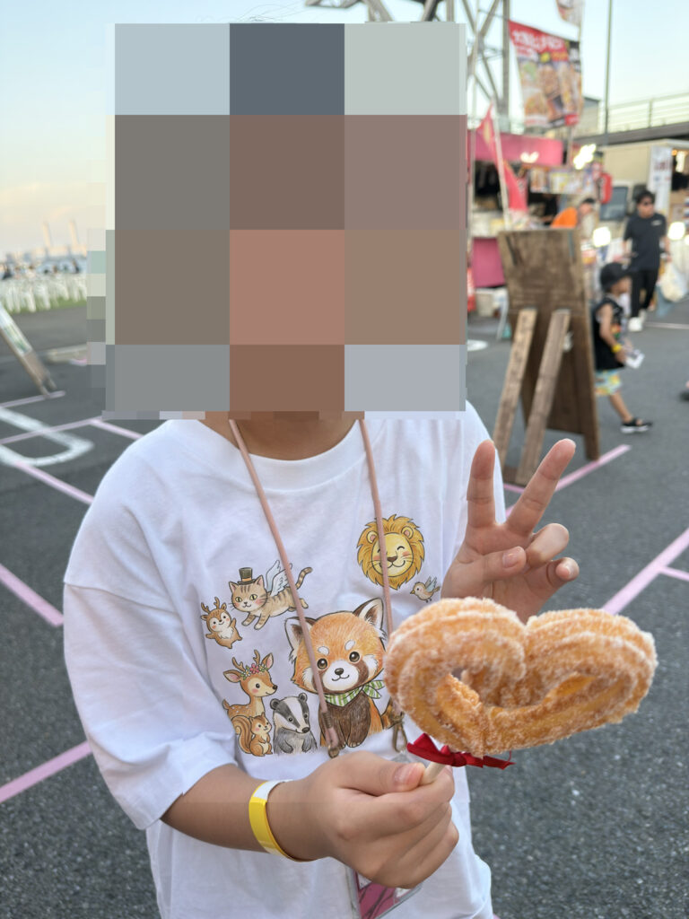 みなとみらいフェスティバル（スマートフェスティバル）のハンマーヘッド9号岸壁エリア　キッチンカーで購入したチュロス